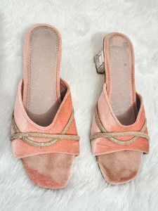 🎀 Elegant Pink Velvet Mules with Rhinestones 🥰