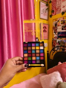 Colors Queen Eyeshadow Palette