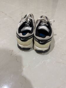NIKE Vomero Zoom 5 Off White