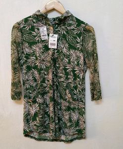 Trendy New Green And White Top( L)