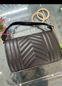 Chic Quilted Shoulder Bag with Gold Clasp
