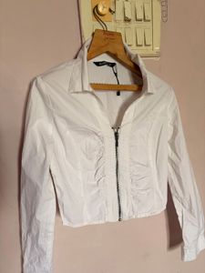 Chic White Cropped Zipper Top