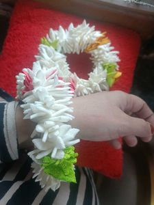Floral hand gajre