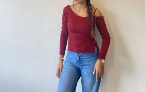 Burgundy Off-Shoulder Top 🖇️❤️( bust will fit upt