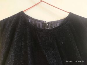 Plain Black. Middie
