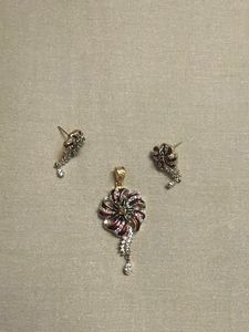 Stunning Floral Pendant with Earrings Set