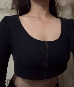 Buttoned crop top 🕷️🏴‍☠️🖤