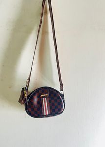 Stylish Gucci sling bag with pouch