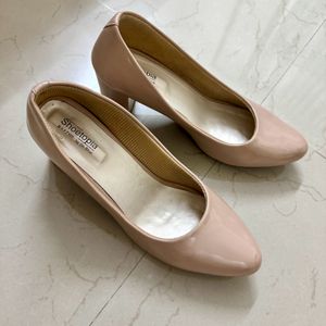 Glossy Pumps