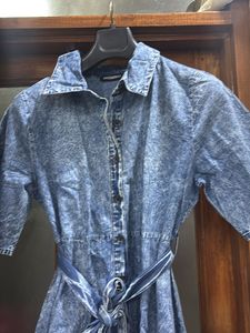 Chic Denim Dress with Lace Trim size