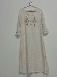 Elegant Embroidered Kurta🤍