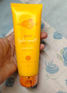 Aqualogica Glow+ Hydra Smooth Face Wash