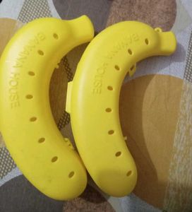 Banana Lunch Box but locks are broken