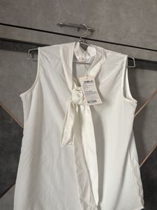 Elegant Sleeveless White Blouse with Tie Neck