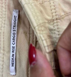 BERSHKA BEIGE CARGO