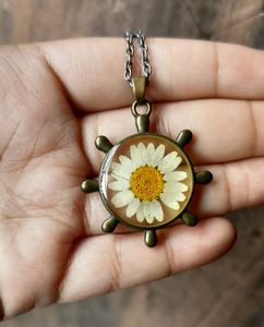 FLOWER RESIN PENDANT