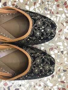 Coral Haze Embroidered Juttis