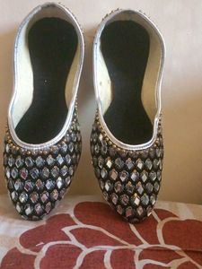 Embellished Juttis/Mojaris