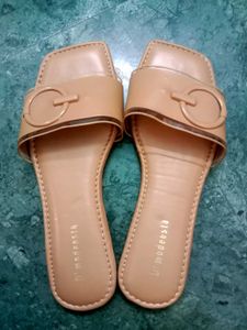 Nude D'modeesta Slides