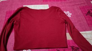 Maroon Ribbed Long-Sleeve Crop Top – V-Neck