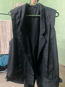 Sleek Black Sleeveless Blazer Vest