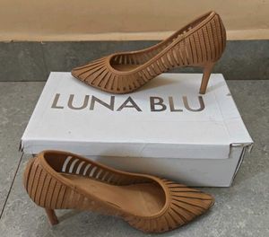 Luna Blu Elegant Tan Cut-Out Heels