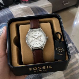 Fossil Elegant Chronograph-Style Leather Watch