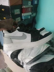 NEW NO USED SNEAKERS SHOES FOR MEN AND WOMEN.