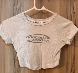 Crop T-Shirt "hold on please"