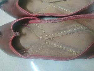 Traditional Leather Juttis - Women's size 5