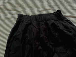 Minimal Black-Casual Skirt with Pockets