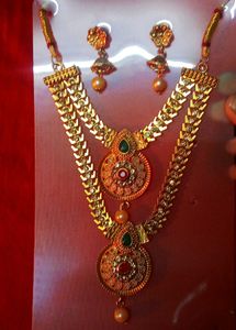 Elegant Gold-Tone Necklace &amp; Earring Set