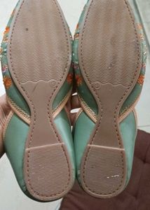 🌸 Handcrafted Embroidered Juttis – Size 41 🌸