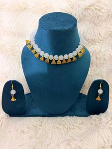 🦪Elegant White Bead & Gold Triangle Necklace Set�