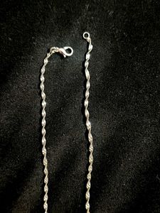 Elegant Silver Twisted Chain Necklace.. unused