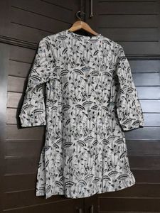Fabindia Off-white Floral Cotton Straight Kurta
