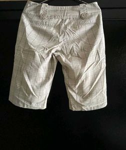 🩳 Stylish Plaid Knee-Length Shorts 🩳