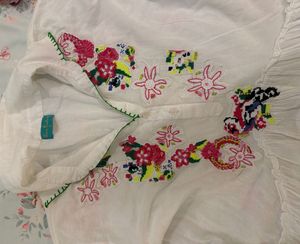 Embroidered Flowly top🌸🌼🪻