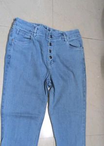 90s-inspired Light Wash Button-Up Mom Jeans