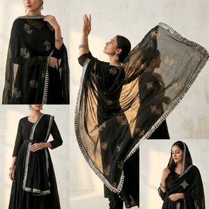 Beautiful dupatta, classy, and full of shimmer!😻