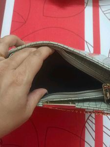 Chic Croc-Embossed Shoulder Bag with Gold Chain