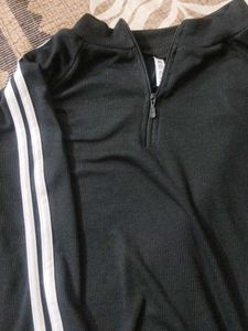 black crop athlete zip up top