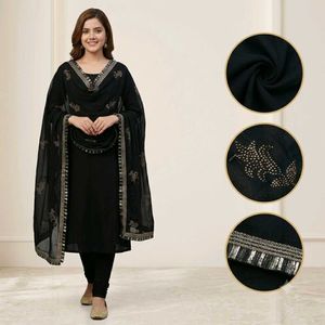 Beautiful dupatta, classy, and full of shimmer!😻