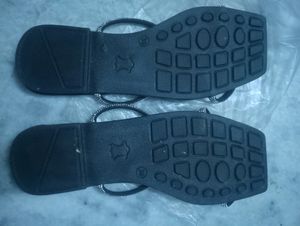 Black And Golden Filphlop Flat Slippers