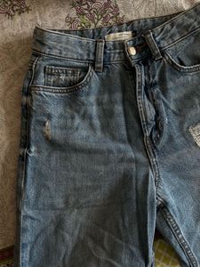 Women’s Blue Distressed Jeans – Size 26