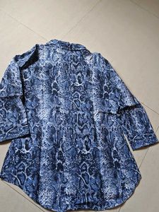 Stylish Blue Snakeskin Print Button-Up Shirt