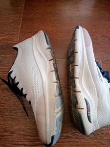 white sneaker 10 number