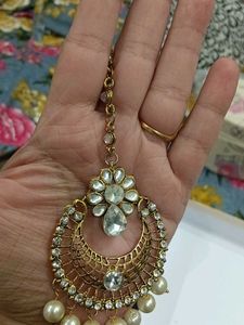 Elegant Maang Tikka with Pearls