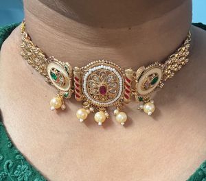 Exquisite Kundan & Pearl Necklace Set