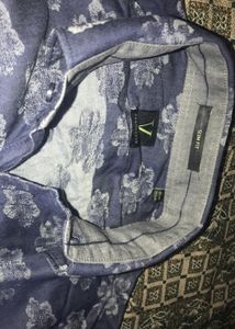 Vanheusen V.DOT Premium Shirt -Medium Size .Due To Size Issue I am Selling